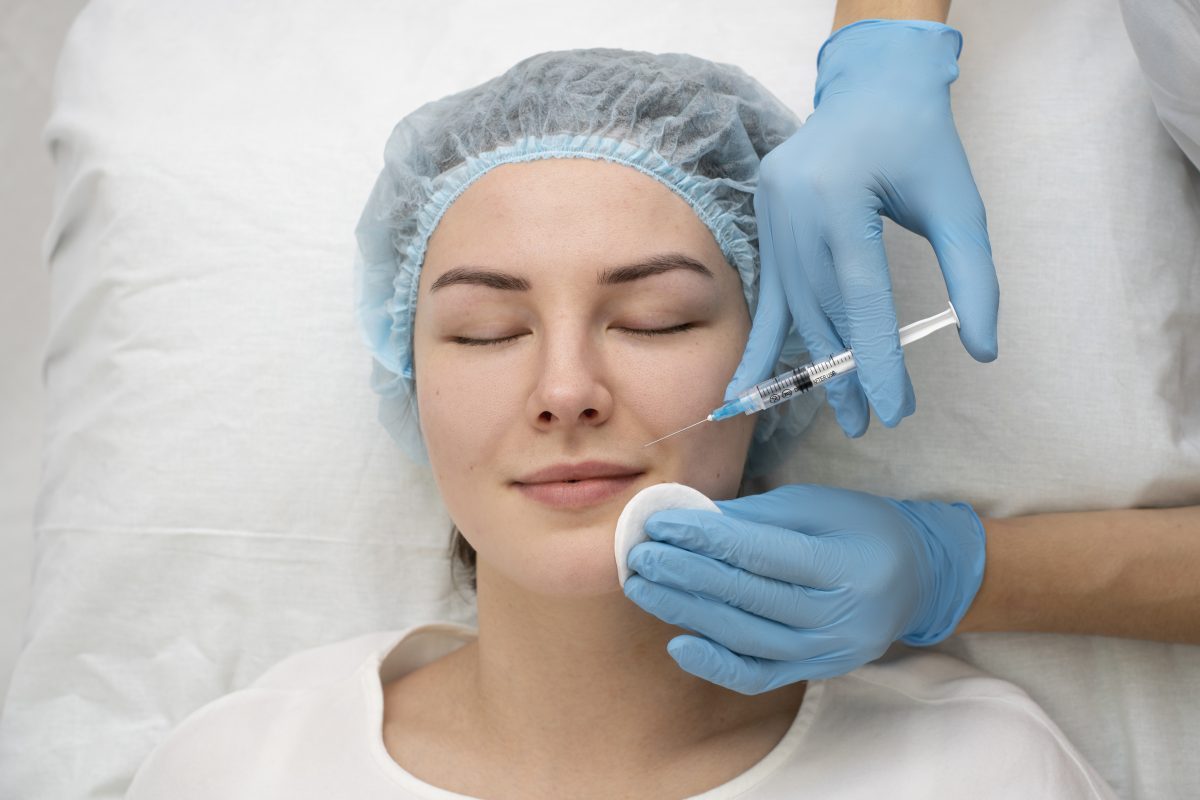 Volumizare cu acid hialuronic: Cum se obțin pomeți și bărbie sculptate?